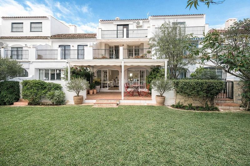 Foto da5a2631-6654-45ca-9abd-d16750b9605f. Casa adossada amb piscina a Los Boliches Fuengirola