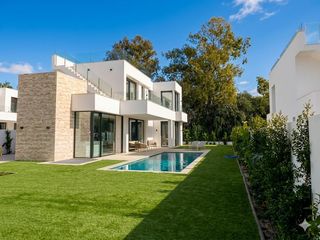 Chalet  Calle de emilio de pardo. Exclusiva villa contempor�nea en venta en la costa del sol ubica