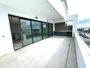 Apartment in Guadalobón. Elegante apartamento de 3 dormitorios con amplia terraza en excl