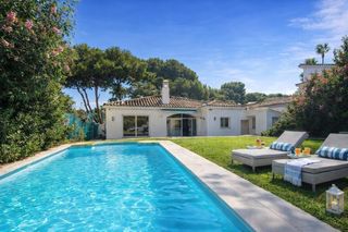 Casa en Nueva Andalucía centro. Exclusiva villa en marbella con piscina y gran parcela privada