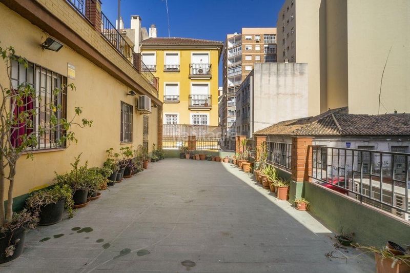 Foto bf03f768-5d68-4ff1-82c5-cf9c01429b6c. Casa amb aparcament a La Trinidad Málaga