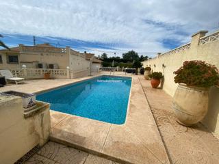 Chalet en Pueblo-Ubanizaciones. Chalet con casa de invitados, piscina y jardín en venta  ubicaci