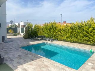 Chalet en Polop. Moderno chalet independiente en venta con piscina nueva y amplio
