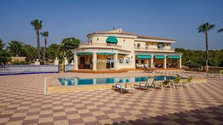 Chalet en Pueblo-Ubanizaciones. Fantástico chalet estilo mediterráneo con impresionantes vistas