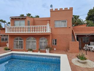 Xalet a Rincón Bajo. Chalet exclusivo en calle sin salida con piscina y apartamento i