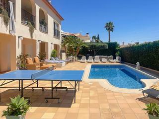 Xalet a Pueblo-Ubanizaciones. Exclusiva villa de diseño simétrico con piscina y amplias terraz