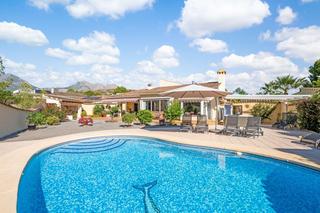 Chalet en Escandinavia-Cautivador. Exclusiva villa con spa y piscina privada en alfaz del pi