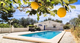 Xalet a Escandinavia-Cautivador. Exclusiva villa en una planta con gran parcela y privacidad en a