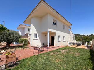 Xalet en Escandinavia-Cautivador. Gran chalet pareado en venta en alfaz del pi