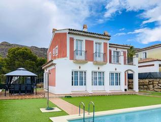 Xalet a Golf Bahía. Exclusiva villa independiente en venta en sierra cortina