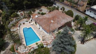 Xalet a Escandinavia-Cautivador. Villa con encanto mediterráneo en venta en alfaz del pi