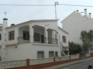 Xalet a La Nucia Pueblo. Chalet con parcela edificable en venta