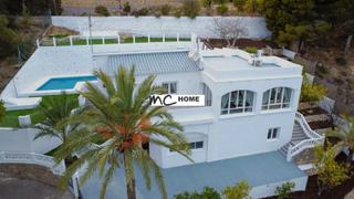 Xalet en Altea Ciudad. Villa independiente reformada con dos viviendas y vistas al mar