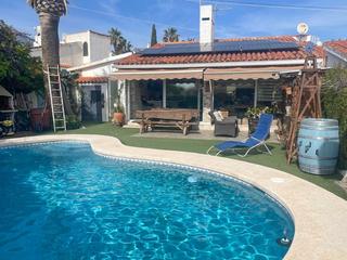 Xalet a Coloma. Acogedor chalet en una planta con piscina privada y jardín  la n