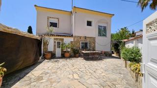Chalet en Coloma. Encantadora villa unifamiliar de estilo mediterrneo en venta en