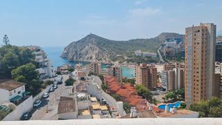Apartament a Playa Poniente. Apartamento reformado con vistas panorámicas al mar