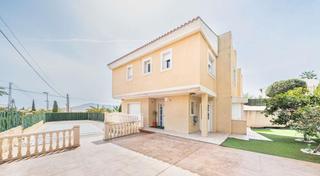 Casa aparellada a La Nucia Pueblo. Pareado con piscina privada, vistas al mar y a la montaña  la nu