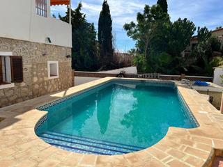 Xalet a Coloma. Chalet independiente con dos viviendas y piscina en la nucía