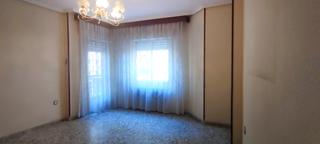 Casa a Martos. Se vende gran casa para reformar con cochera de 100m2 en zona mo