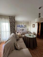 Piso en Martos. Se vende bonito piso, para entrar a vivir, totalmente amueblado,