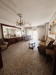 Pis a Martos. Se vende gran piso, de más de 130 m2 útiles, en zona carrera por