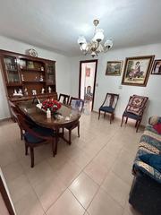 Casa a Martos. Se vende casa totalmente amueblada, con cochera en zona mercadon