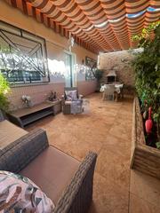 Reihenhaus in Martos. Se vende casa con cochera en residencial con piscina,  en una de