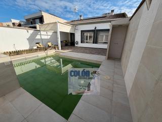 Casa en Martos. Se vende casa de una sola planta, con piscina y cochera ?? en el