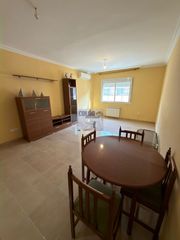 Pis a Martos. Se vende gran piso con cochera cerrada ??en zona maxi-día, por 1