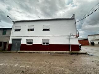Casa adossada a Miguel Esteban. Gran casa en esquina en miguel esteban!