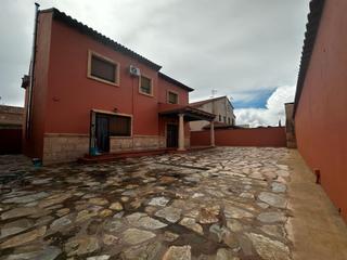 Xalet a Quintanar de la Orden. Exclusiva casa independiente con encantador patio y acabados de