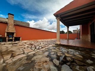 Xalet a Quintanar de la Orden. Exclusiva casa independiente con encantador patio y acabados de