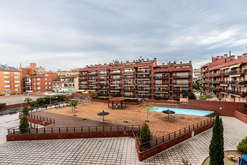Foto adc2a252-f781-4d86-ab02-68e9f94814cb. Pis amb xemeneia calefacció aparcament piscina a Manresa