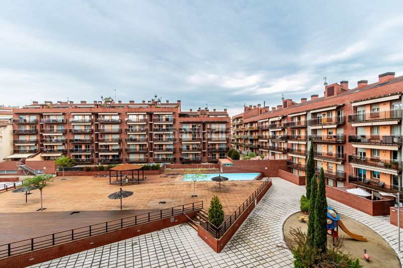 Foto ecdea1e8-7daa-4b5b-b254-c3a2c2d12b3a. Pis amb xemeneia calefacció aparcament piscina a Manresa