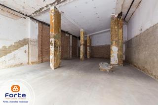 Lloguer Local Comercial a Ciudad Jardín - Zoco. Estupedo local  en bruto  con muchas posibilidades junto a  plaz