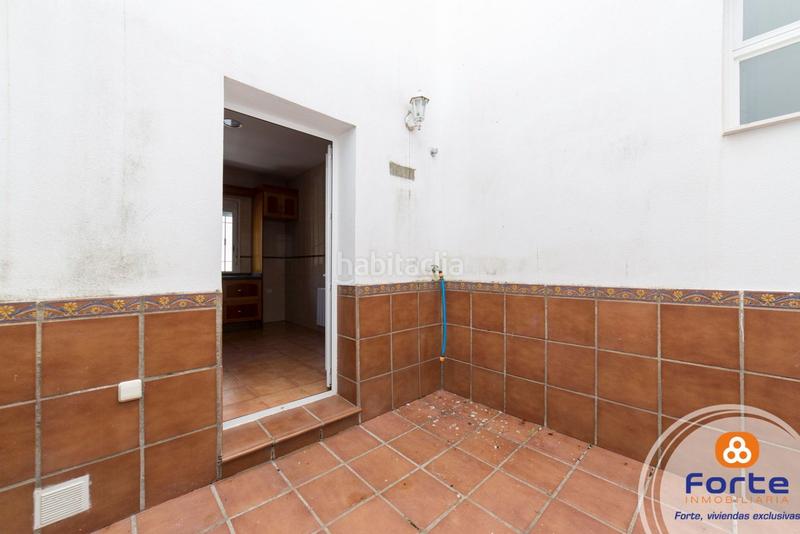 Foto 483b6a16-c412-48e0-9a18-c0f68c8281e0. Casa adosada estupenda casa adosada haciendo esquina en encinarejo en Córdoba