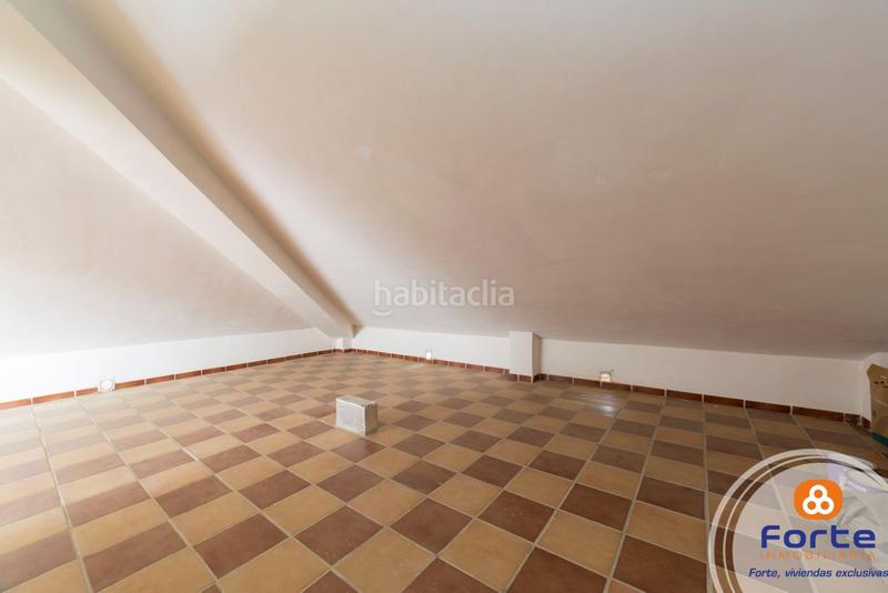Foto 99eb0e52-0b3b-4331-aca5-f5d063999a22. Casa adosada estupenda casa adosada haciendo esquina en encinarejo en Córdoba