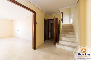 Casa adossada a Encinarejo de Córdoba. Estupenda casa adosada haciendo esquina en encinarejo