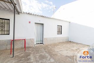 Oficina a Villarrubia. Casa con patio delantero y trasero 307 metros de superfice