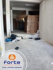 Lloguer Local Comercial a Huerta de la Reina - Trassierra. Local situado en la zona de colonia de la paz