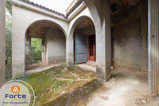 Casa adossada a Almodóvar del Río. Magnifica casa  para terminar con mucho potencial en cuevas baja