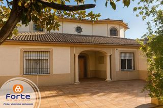 Xalet a Cañero. Casa independiente con grandes zonas de jardin y piscina