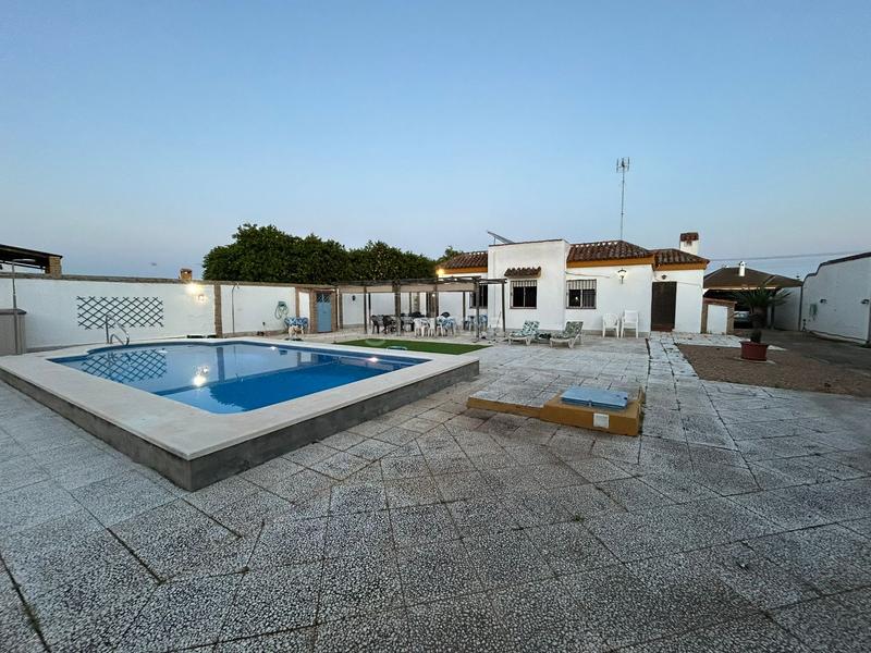 Foto 072284cc-e360-4fef-a17b-34fbaa3d677f. Xalet amb xemeneia piscina a Oromana Alcalá de Guadaira