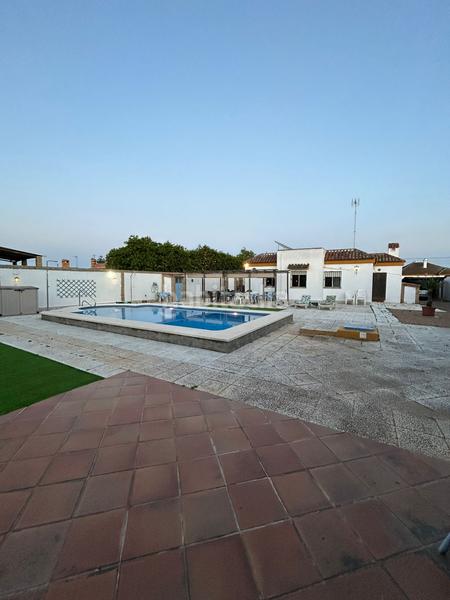 Foto 5db311c6-83eb-433d-a329-ccb2694c7079. Xalet amb xemeneia piscina a Oromana Alcalá de Guadaira