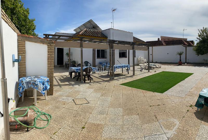 Foto c2a2d6b4-f560-408b-8b59-47101df33478. Xalet amb xemeneia piscina a Oromana Alcalá de Guadaira