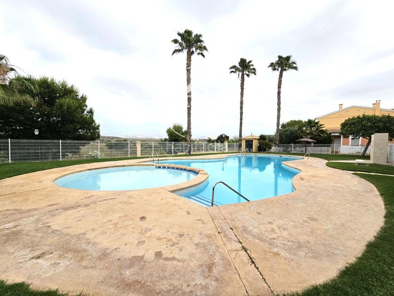 Foto 7981b300-fd57-4fbf-b7d4-7e0ddc7a8245. Casa adossada amb aparcament piscina a Bonalba-Cotoveta Mutxamel
