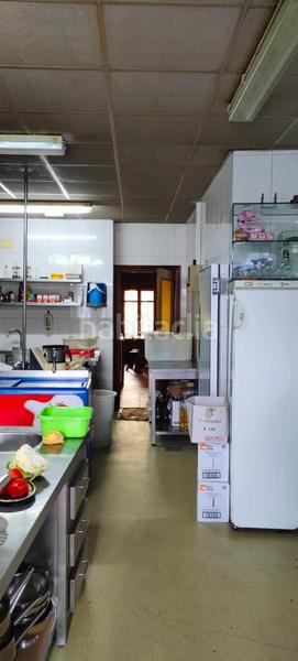 Foto c67a9d18-8b46-4230-b747-768c34e78fdd. Casa se vende restaurante totalmente equipado situado en una casa con parcela al pie de la n550 en Oroso