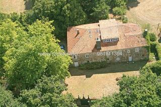 Maison à Teo. Casona de piedra con capilla y amplio terreno urbano próxima a s