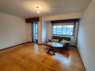 Appartement à Teo. Amplio piso con 3 habitaciones y 2 baños