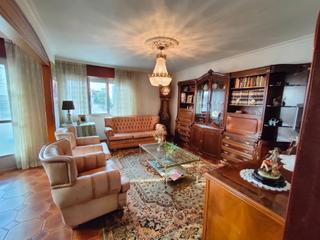 Piso  Avenida de santiago. Amplio piso con 5 habitaciones y bajo cubierta